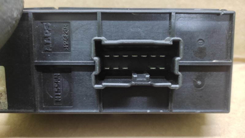 Кнопка стеклоподъемника передняя правая NISSAN SENTRA B17 12-21 1.8 MRA8DE