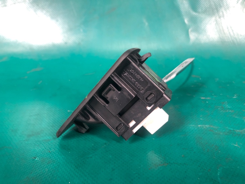 Кнопка стеклоподъемника задняя левая JEEP COMPASS 17-21 2.4 ED6 Кнопка стеклоподъемника задняя левая JEEP COMPASS 17-21 2.4 ED6