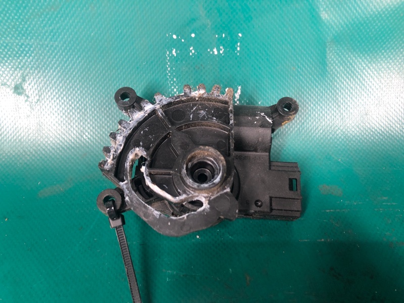 Запчасть моторчик заслонки печки JEEP COMPASS 17-21 2017 2.4 ED6 68350344AA Б/У Моторчик заслонки печки JEEP COMPASS 17-21 2017 2.4 ED6 68350344AA Б/У