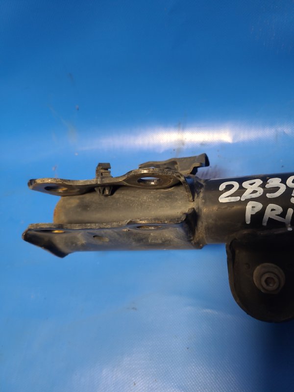 Амортизатор передний правый PRIUS PLUS 11-14 Амортизатор передний правый PRIUS PLUS 11-14