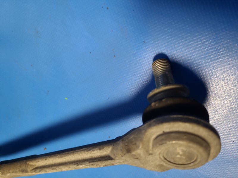 Амортизатор передний правый PRIUS PLUS 11-14 Амортизатор передний правый PRIUS PLUS 11-14