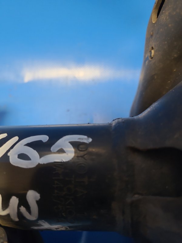 Амортизатор передний правый PRIUS PLUS 11-14 Амортизатор передний правый PRIUS PLUS 11-14