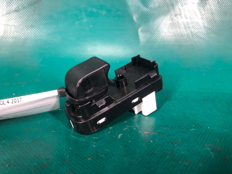 Кнопка стеклоподъемника передняя правая MAZDA 3 BM 13-19 2017 2.0L 4 KD35-66-370 Б/У