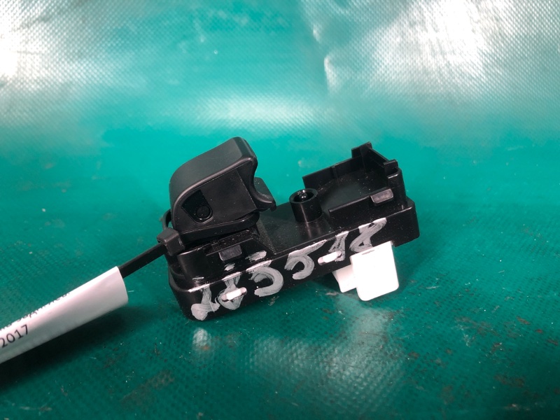 Кнопка стеклоподъемника задняя левая MAZDA 3 BM 13-19 2017 2.0L 4 KD35-66-370 Б/У