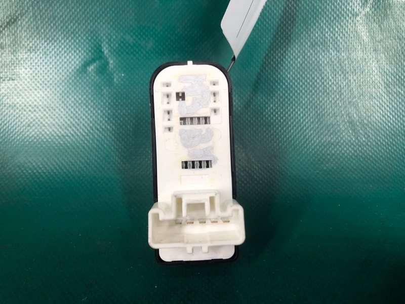 Кнопка стеклоподъемника задняя левая MAZDA 3 BM 13-19 2.0L 4