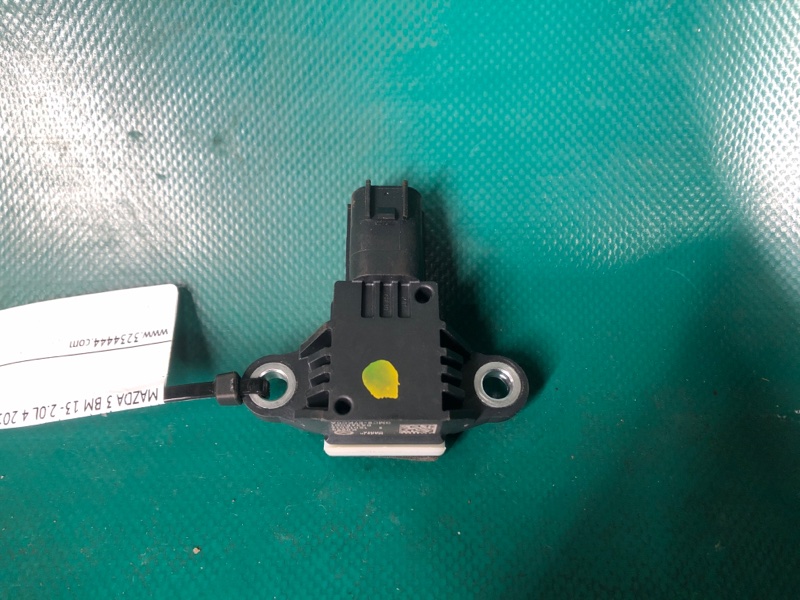 Запчасть датчик удара передний левый MAZDA 3 BM 13-19 2017 2.0L 4 GMC8-57-KC0A Б/У Датчик удара передний левый MAZDA 3 BM 13-19 2017 2.0L 4 GMC8-57-KC0A Б/У