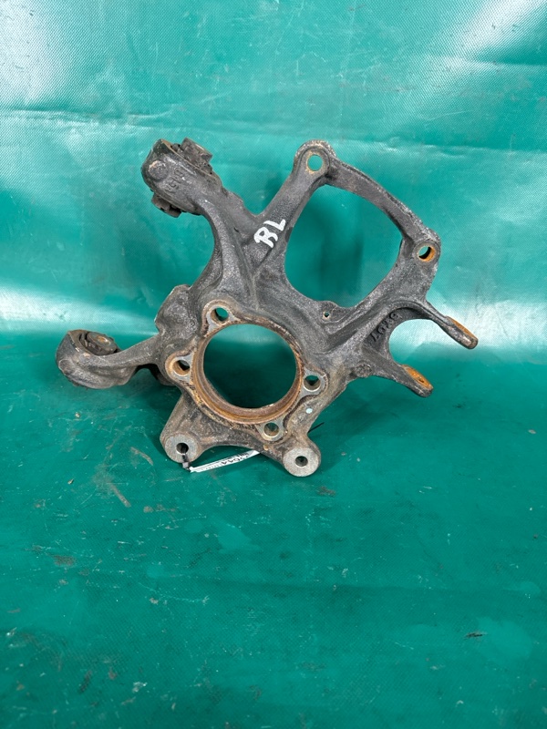 Цапфа задняя левая MAZDA 3 BM 13-19 2.0L 4