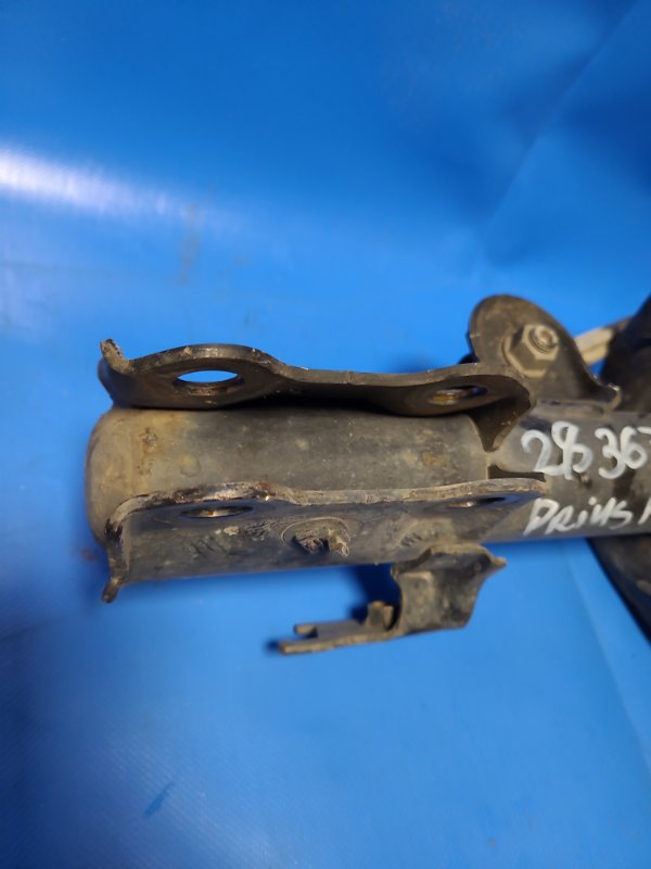 Амортизатор передний левый PRIUS PLUS 11-14 Амортизатор передний левый PRIUS PLUS 11-14