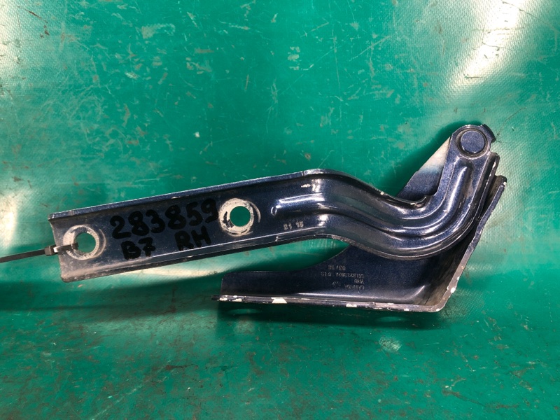 Петля капота правая VOLKSWAGEN PASSAT B7 11-15 11/2011 CBTA 2.5L 561 823 302 A Б/У