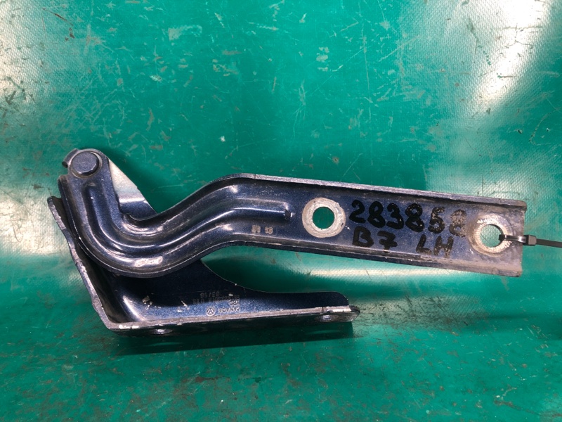 Петля капота левая VOLKSWAGEN PASSAT B7 11-15 11/2011 CBTA 2.5L 561 823 301 A Б/У