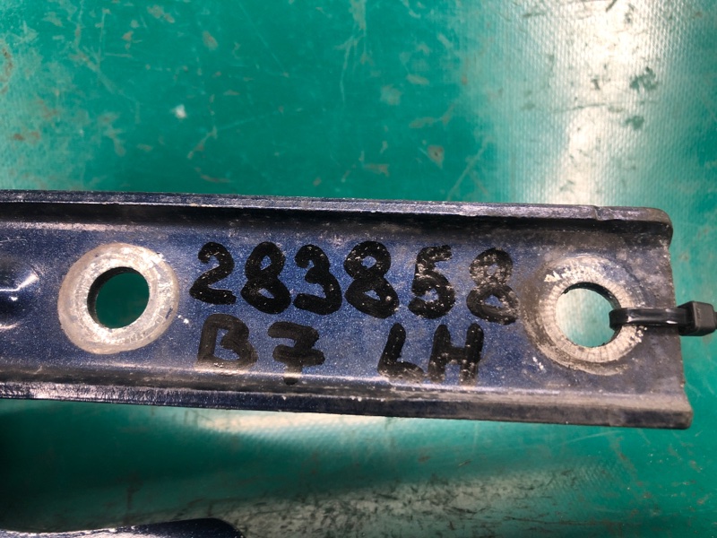 Петля капота левая PASSAT B7 11-15 11/2011 CBTA 2.5L