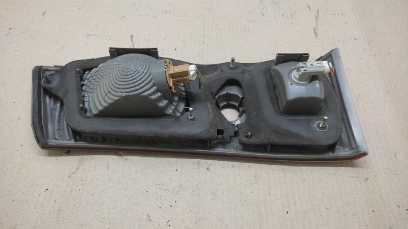 Фонарь внутренний правый CAMRY 20 96-02