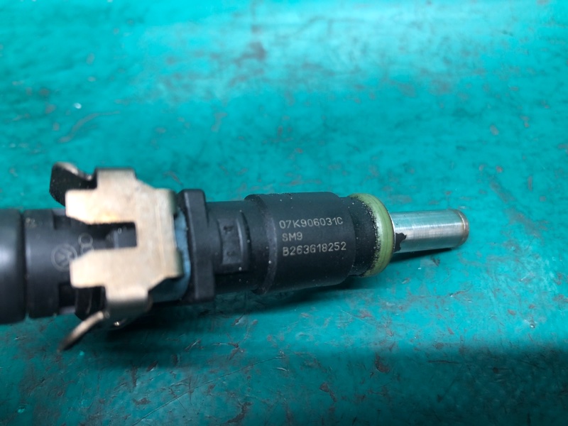 Форсунка топливная VOLKSWAGEN PASSAT B7 11-15 CBTA 2.5L