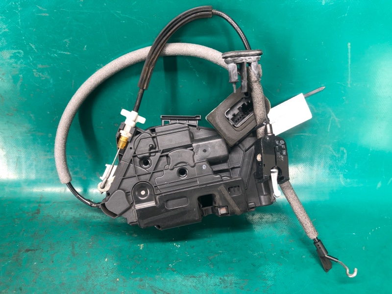 Замок двери передний правый PASSAT B7 11-15 11/2011 CBTA 2.5L