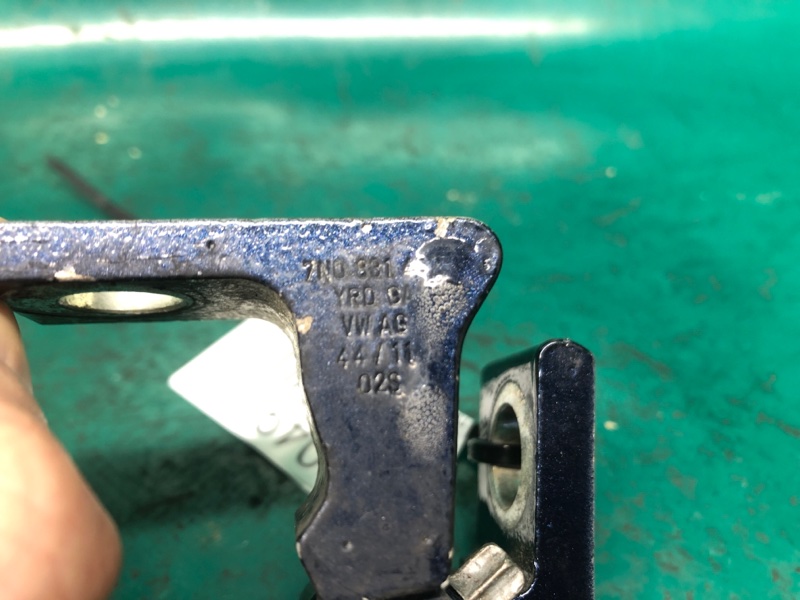 Петля двери верхняя передняя правая VOLKSWAGEN PASSAT B7 11-15 CBTA 2.5L