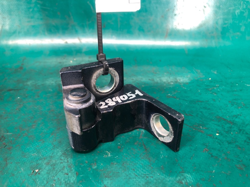 Петля двери верхняя задняя правая VOLKSWAGEN PASSAT B7 11-15 11/2011 CBTA 2.5L 7N0 831 402 Б/У