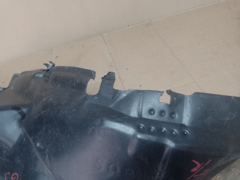 Подкрылок передний правый SEQUOIA 01-07