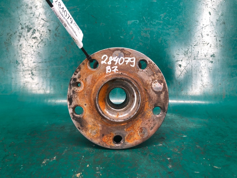 Ступица передняя левая VOLKSWAGEN PASSAT B7 11-15 11/2011 CBTA 2.5L 5K0 498 621 Б/У