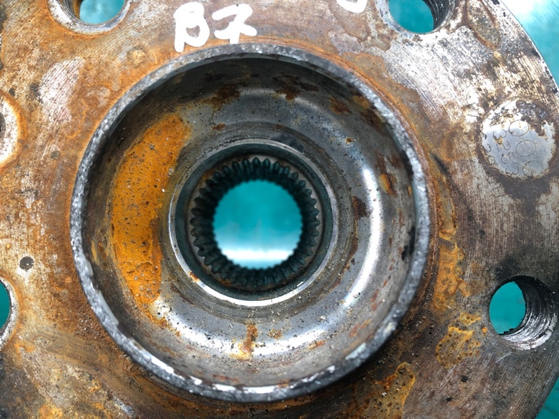 Ступица передняя левая PASSAT B7 11-15 11/2011 CBTA 2.5L