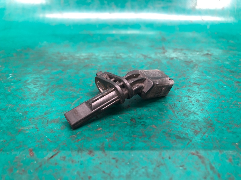 Датчик ABS передний правый VOLKSWAGEN PASSAT B7 11-15 11/2011 CBTA 2.5L WHT 003 856 Б/У