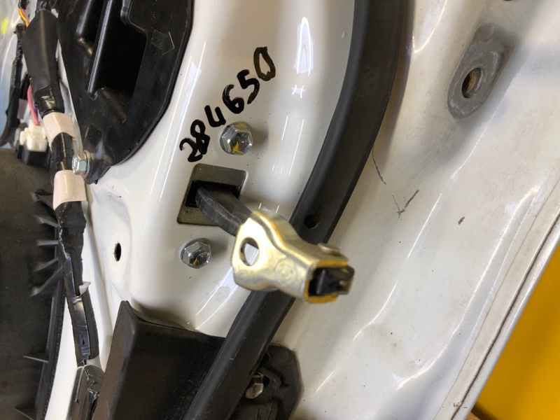 Запчасть ограничитель двери передний левый TOYOTA PRIUS - 30 09-17 68610-47021 Б/У Ограничитель двери передний левый TOYOTA PRIUS - 30 09-17 68610-47021 Б/У