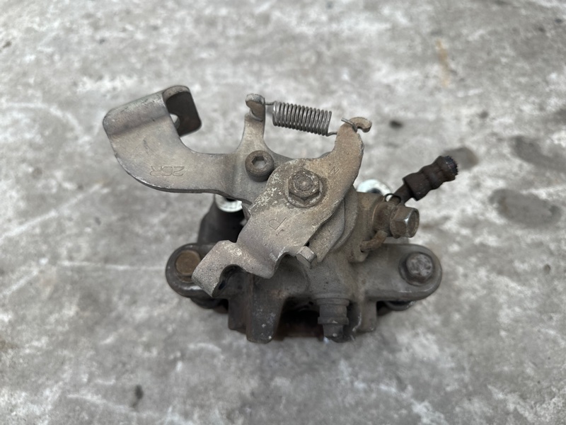 Суппорт тормозной задний правый TOYOTA COROLLA 150 06-13