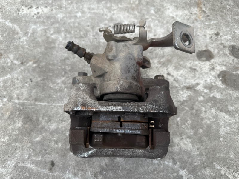 Суппорт тормозной задний правый COROLLA 150 06-13