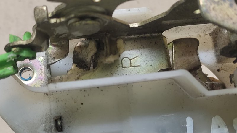 Замок двери передний правый LANCER 4/5/6/7/8 88-02