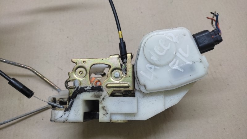 Замок двери передний левый LANCER 4/5/6/7/8 88-02