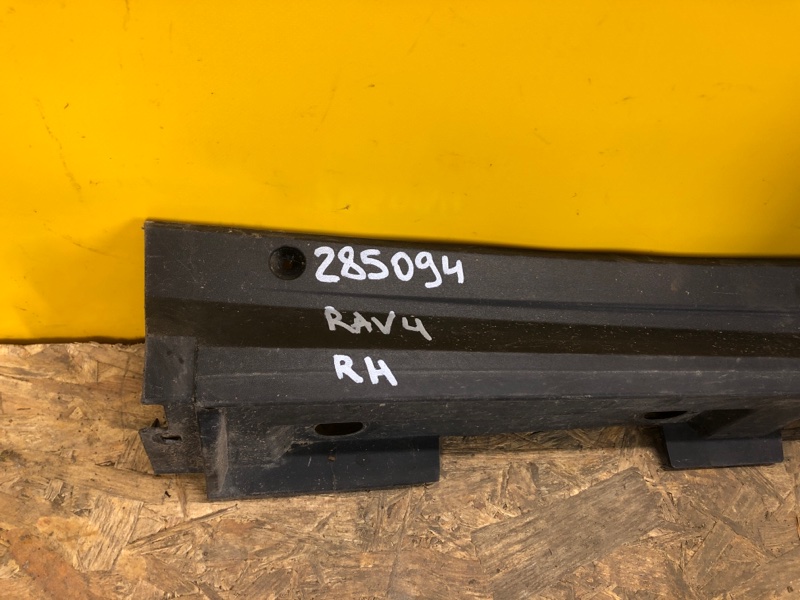 Накладка порога наружная правая RAV4 18-