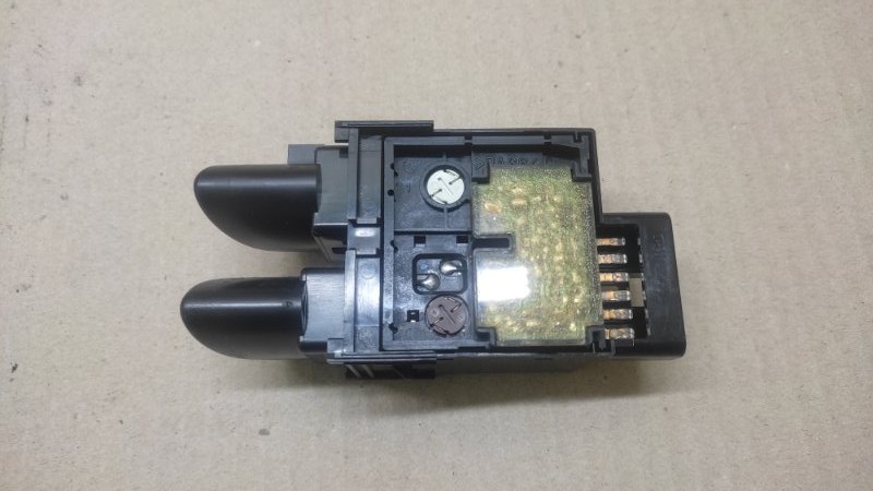 Кнопка аварийной сигнализации TOYOTA SIENNA 03-10 3.5 2GR-FE