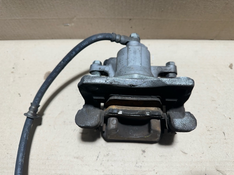 Суппорт тормозной задний правый CAMRY 55 14-17 2015 2.5 2ARFE