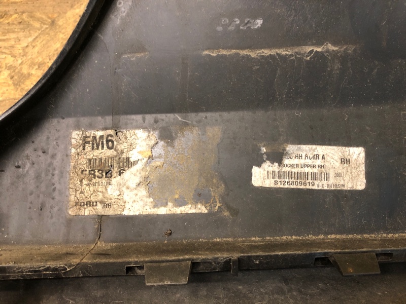 Накладка порога наружная правая MUSTANG 15-