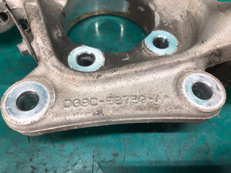 Цапфа задняя левая FORD FUSION 14- 2.5L Цапфа задняя левая FORD FUSION 14- 2.5L