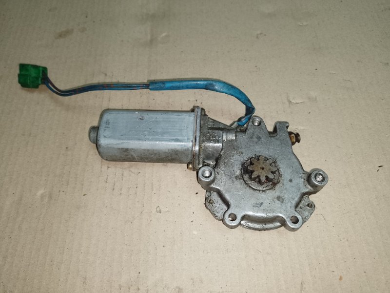 Моторчик стеклоподъемника передний левый SUBARU FORESTER SF 97-02 62113FC010 Б/У