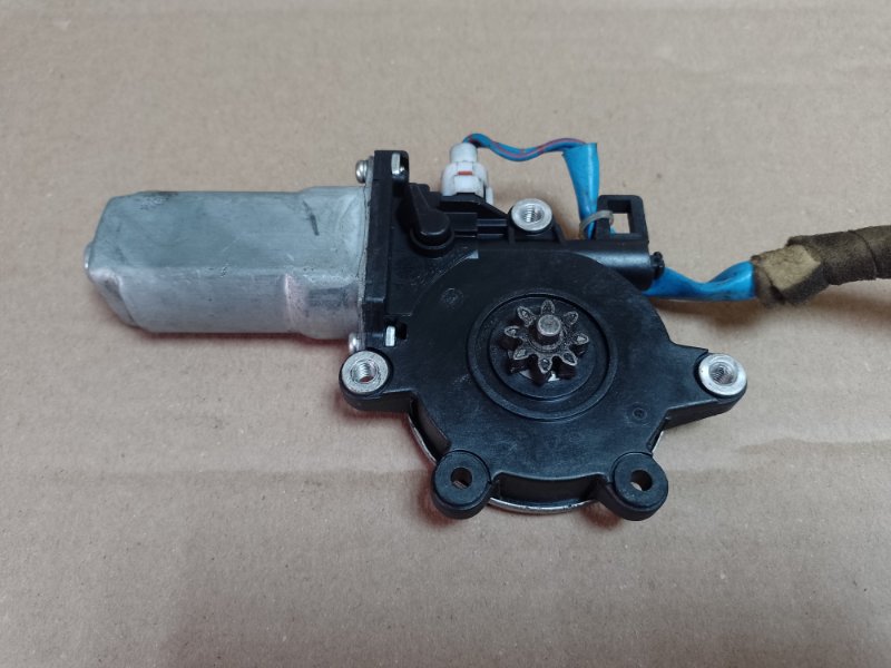 Моторчик стеклоподъемника передний левый SUBARU FORESTER SG 02-07 61188SA011 Б/У
