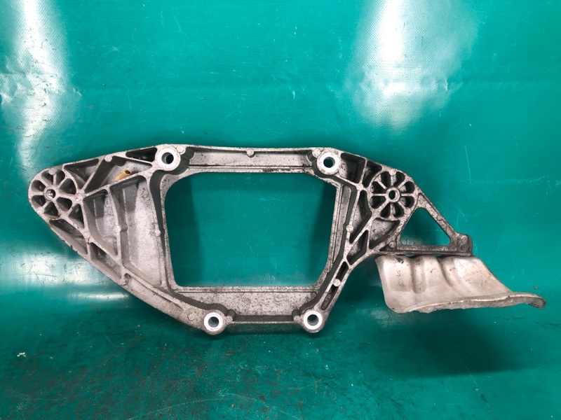 Кронштейн редуктора AUDI Q5 08-16 CAEB 2.0T