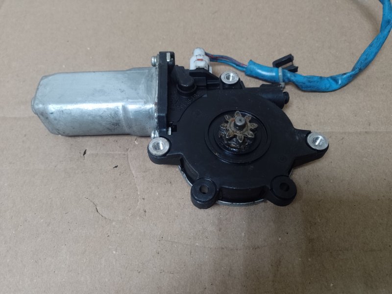 Моторчик стеклоподъемника передний левый SUBARU FORESTER SG 02-07 61188SA011 Б/У