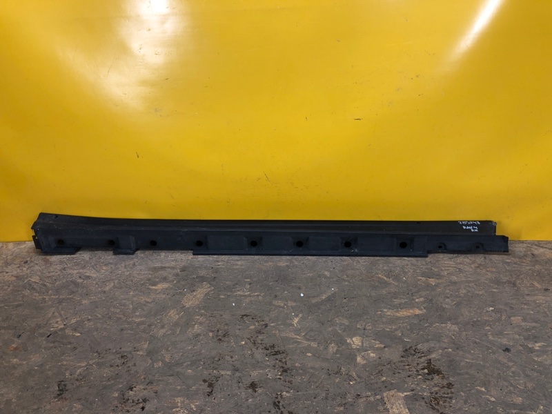 Накладка порога наружная правая TOYOTA RAV4 18- 75850-42030 Б/У