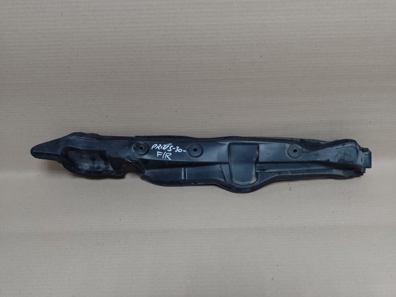 Пыльник крыла передний правый TOYOTA PRIUS - 30 09-17 53827-47030 Б/У