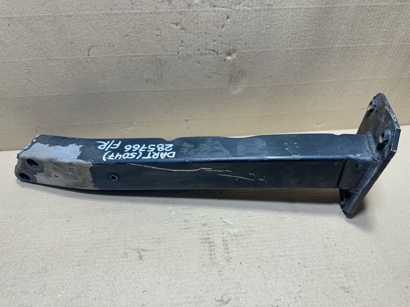 Кронштейн усилителя переднего бампера правый DART 12-16 2015 2.4 ED6