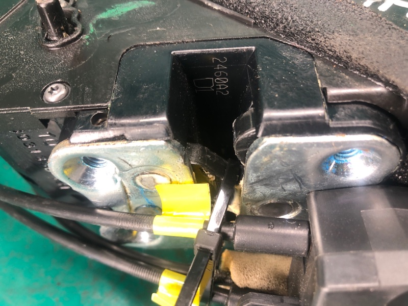 Замок двери задний правый PATHFINDER R52 12-21 2020 3.5 VQ35DD