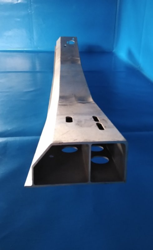 Усилитель переднего бампера передний NISSAN LEAF 10-17