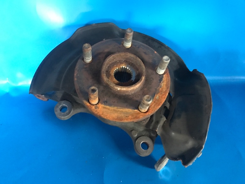 Кулак поворотный передний левый AURIS 06-12