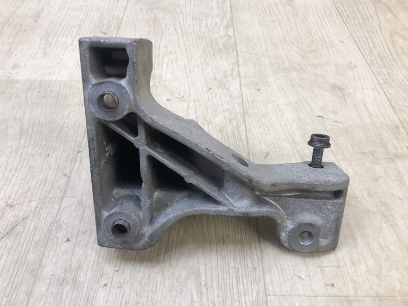 Кронштейн промежуточного вала передний правый 200 14-16