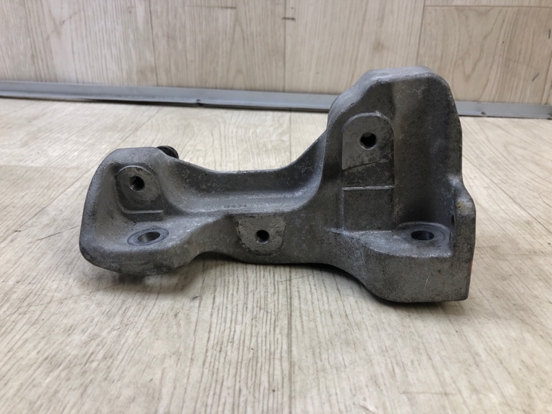 Кронштейн промежуточного вала передний правый 200 14-16