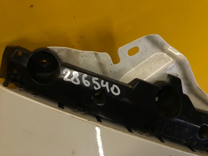 Кронштейн переднего бампера (на крыле) правый LEAF 18-