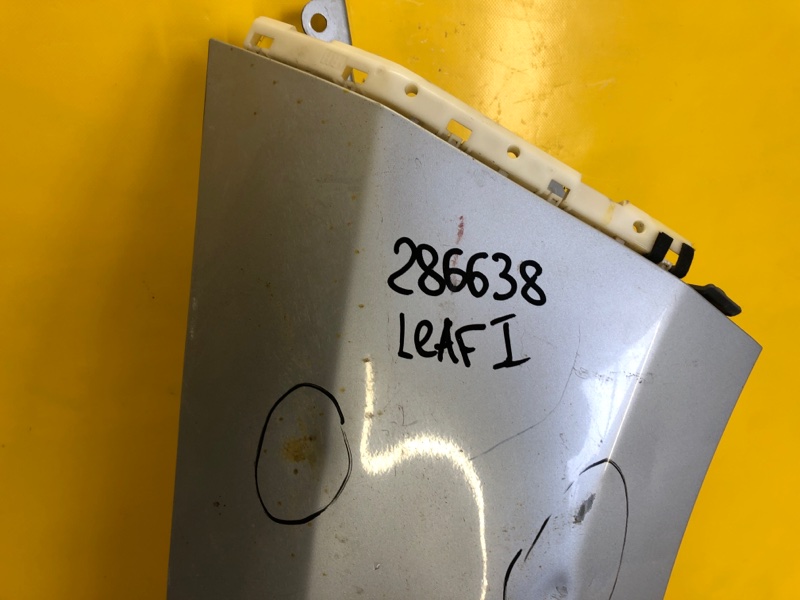 Крыло переднее правое LEAF 10-17