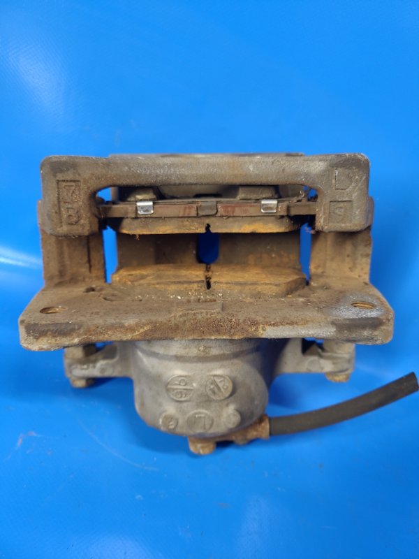 Суппорт тормозной передний левый PRIUS - 30 09-17