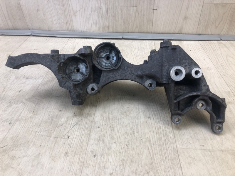 Кронштейн генератора JETTA USA 10-17 2011 Седан CBTA 2.5L